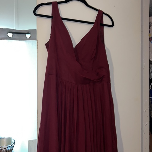 Maroon Chiffon V neck Aline bridesmaid dress - Picture 2 of 3